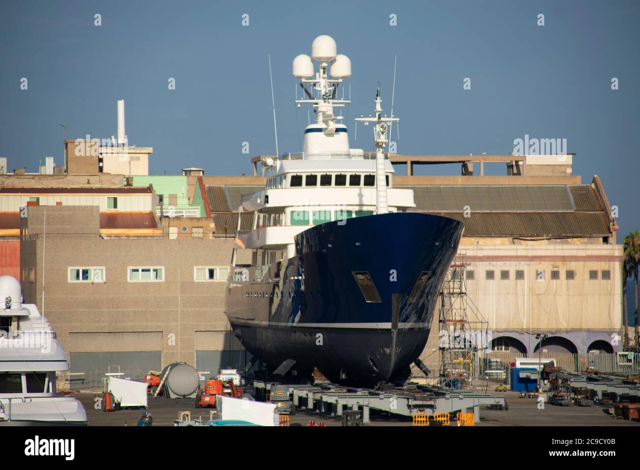 Albula Yacht im Syncrolift des Hafens von Barcelona. Stockfoto