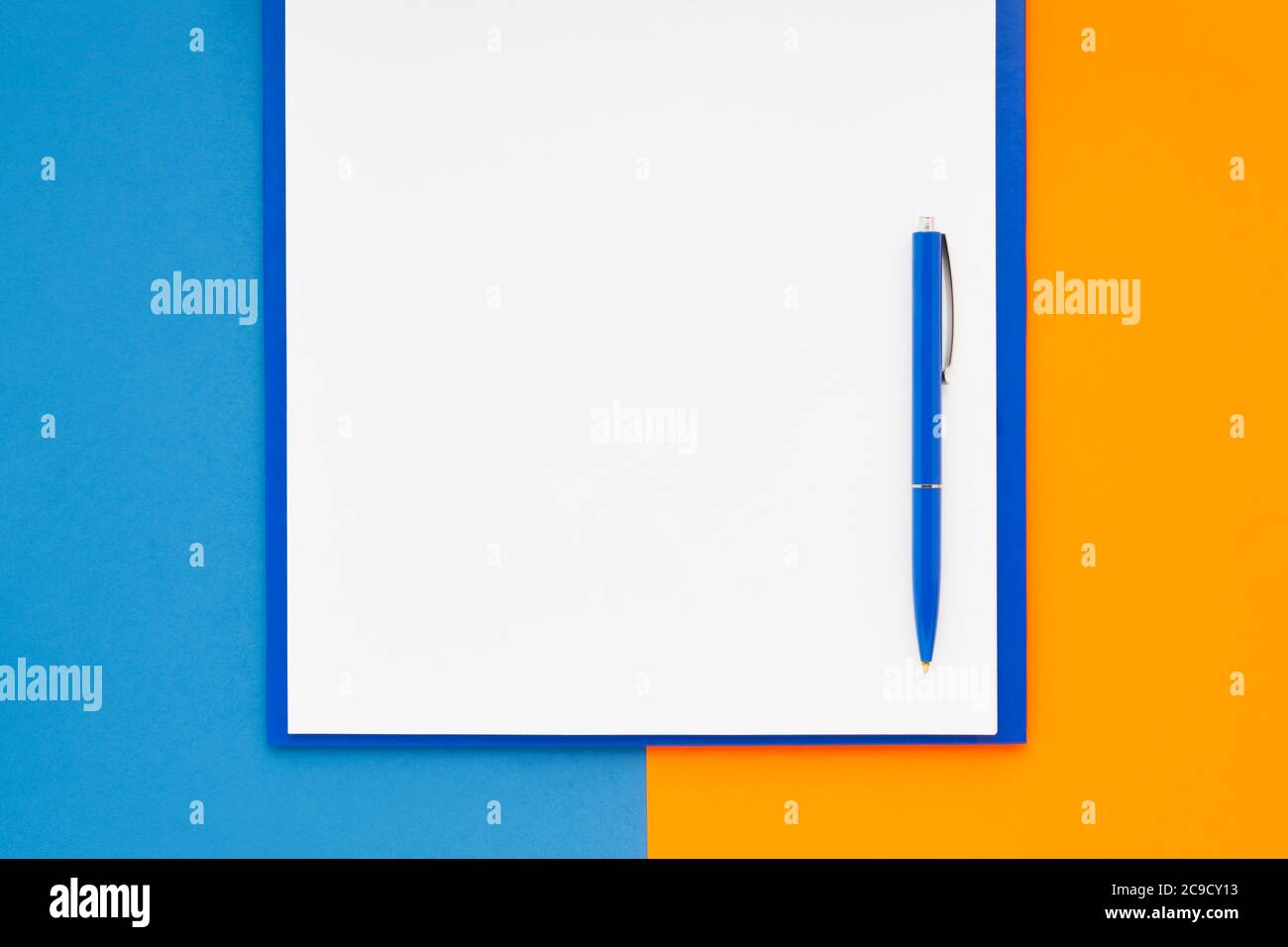 Leeres Clipboard-Modell und blauer Stift auf blau-orangefarbenem Hintergrund. Draufsicht, Kopierbereich für Text. Zurück zur Schule, Deadline, Morgenkonzept. Stockfoto