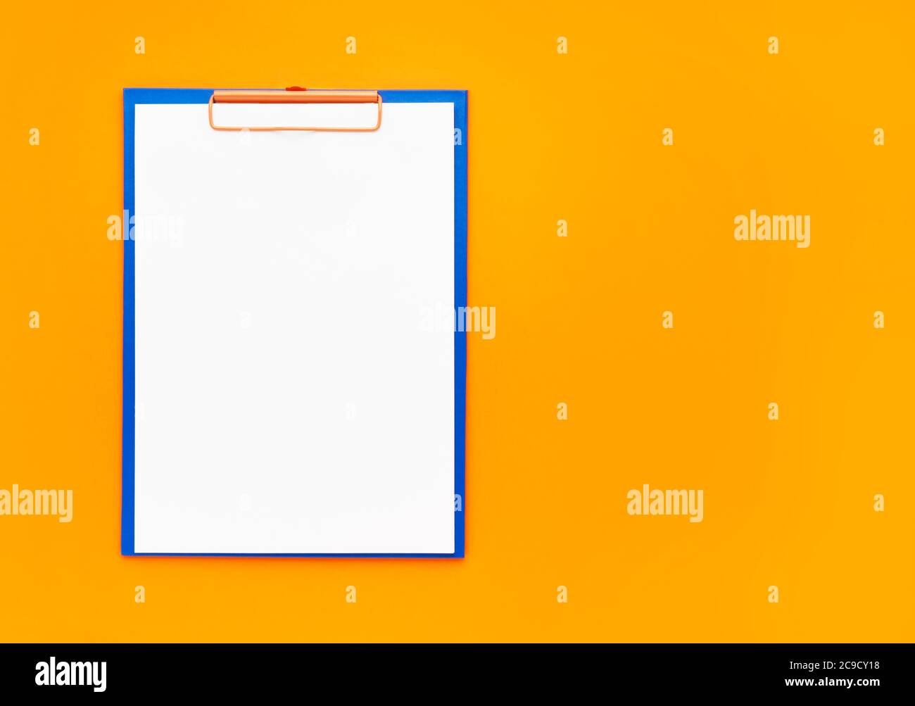 Leeres Clipboard-Modell auf orangefarbenem Hintergrund. Draufsicht, Kopierbereich für Text. Zurück zur Schule, Deadline, Morgenkonzept. Stockfoto