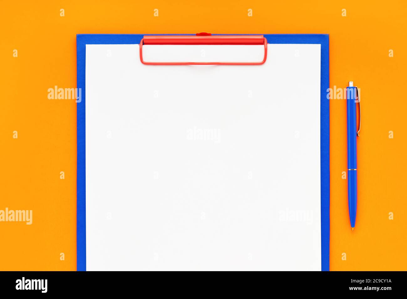 Leerer Clipboard-Mockup und blauer Stift auf orangefarbenem Hintergrund. Draufsicht, Kopierbereich für Text. Zurück zur Schule, Deadline, Morgenkonzept. Stockfoto