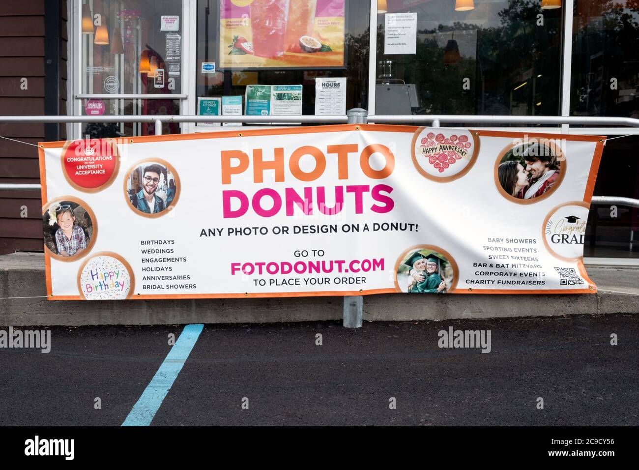 PERSONALISIERTE DONUTS. Ein Schild vor einem Dunkin' Donuts am Francis Lewis Blvd, das Donuts mit Fotos oder personalisierten Designs anwirbt. Queens, New York. Stockfoto