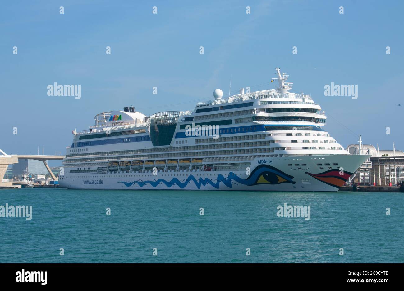 Das Kreuzfahrtschiff AIDAmar dockte im Hafen von Barcelona an. Stockfoto