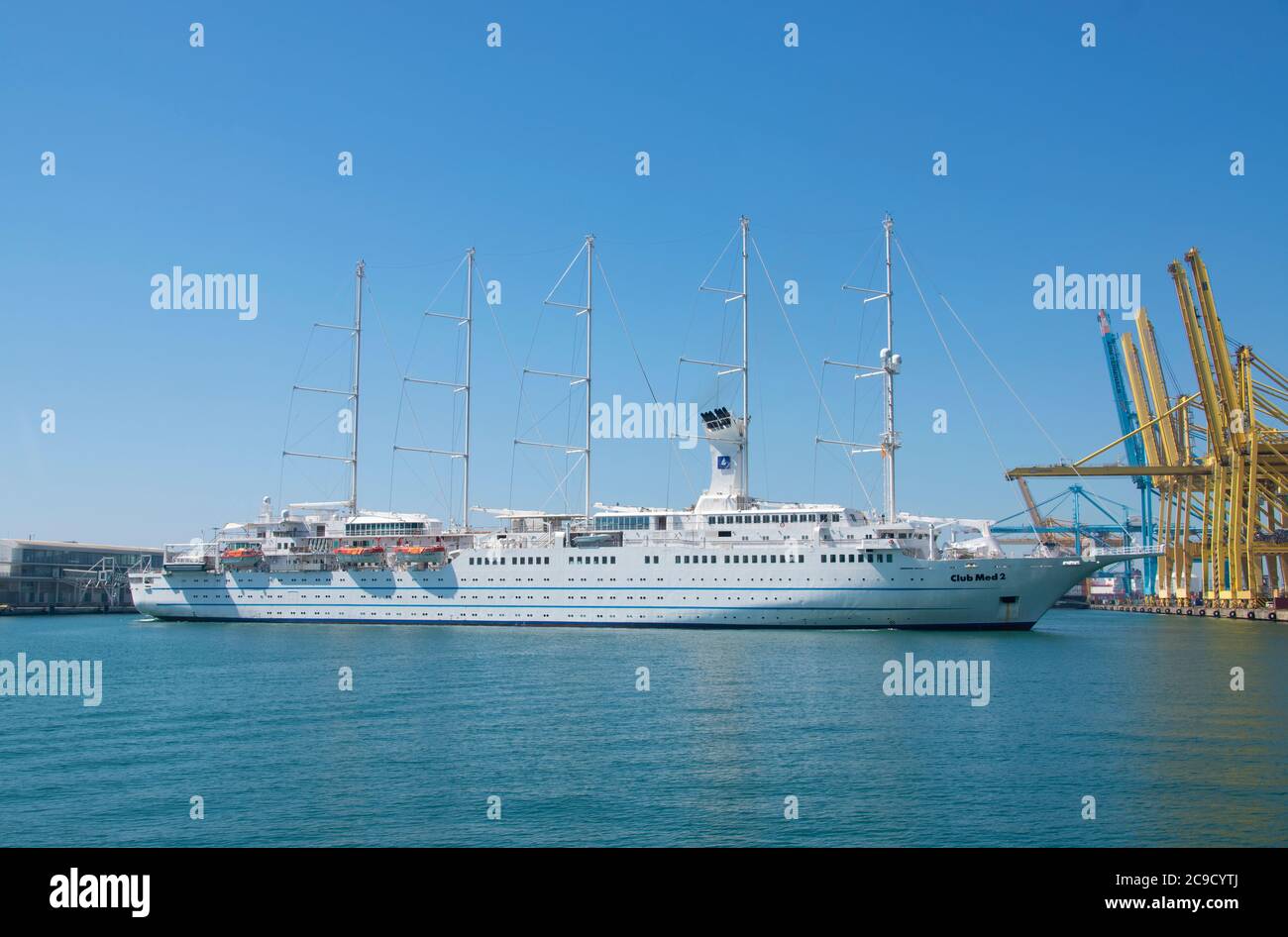 69/5000 Club Med 2 Kreuzfahrtschiff manövrieren im Dock des Hafens von Barcelona. Stockfoto