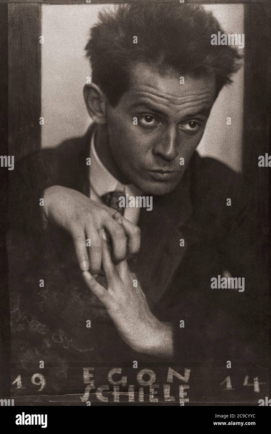 Egon Schiele, 1890 - 1918. Österreichischer Maler. Nach einem Porträt des österreichisch geborenen tschechischen Fotografen Anton Josef Trčka aus dem Jahr 1914. Trčka unterschrieb sein Werk „Antios“. In dieser Fotografie ist das Pseudonym links unten grob zerkratzt. Stockfoto