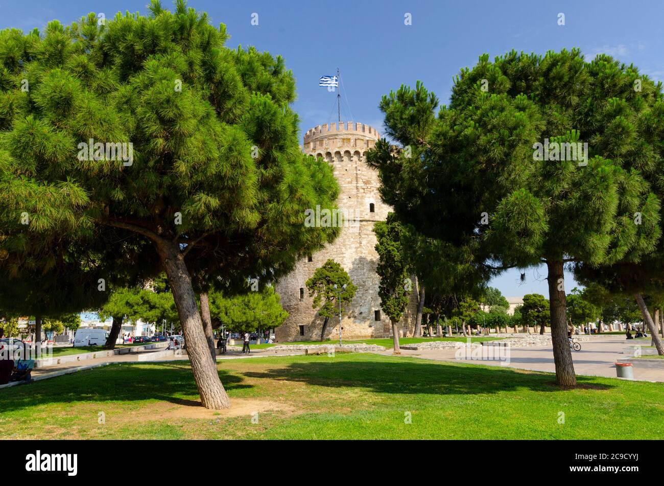 Gesamtansicht des berühmten Weißen Turms von Thessaloniki Mazedonien Griechenland. Dieses Wahrzeichen war früher eine osmanische Festung und ein Gefängnis Stockfoto