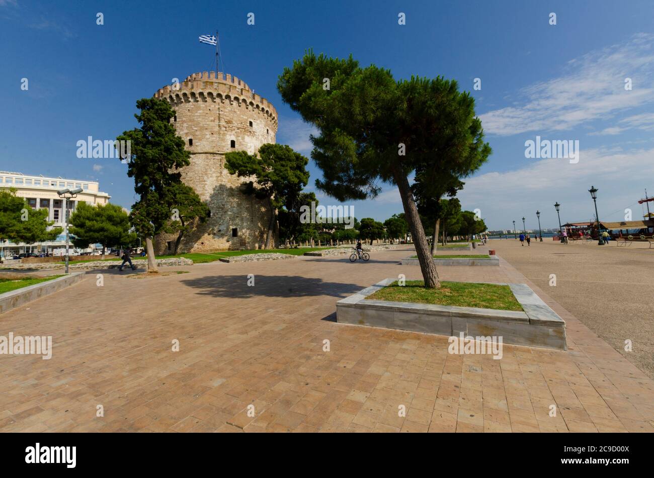 Gesamtansicht des berühmten Weißen Turms von Thessaloniki Mazedonien Griechenland. Dieses Wahrzeichen war früher eine osmanische Festung und ein Gefängnis Stockfoto