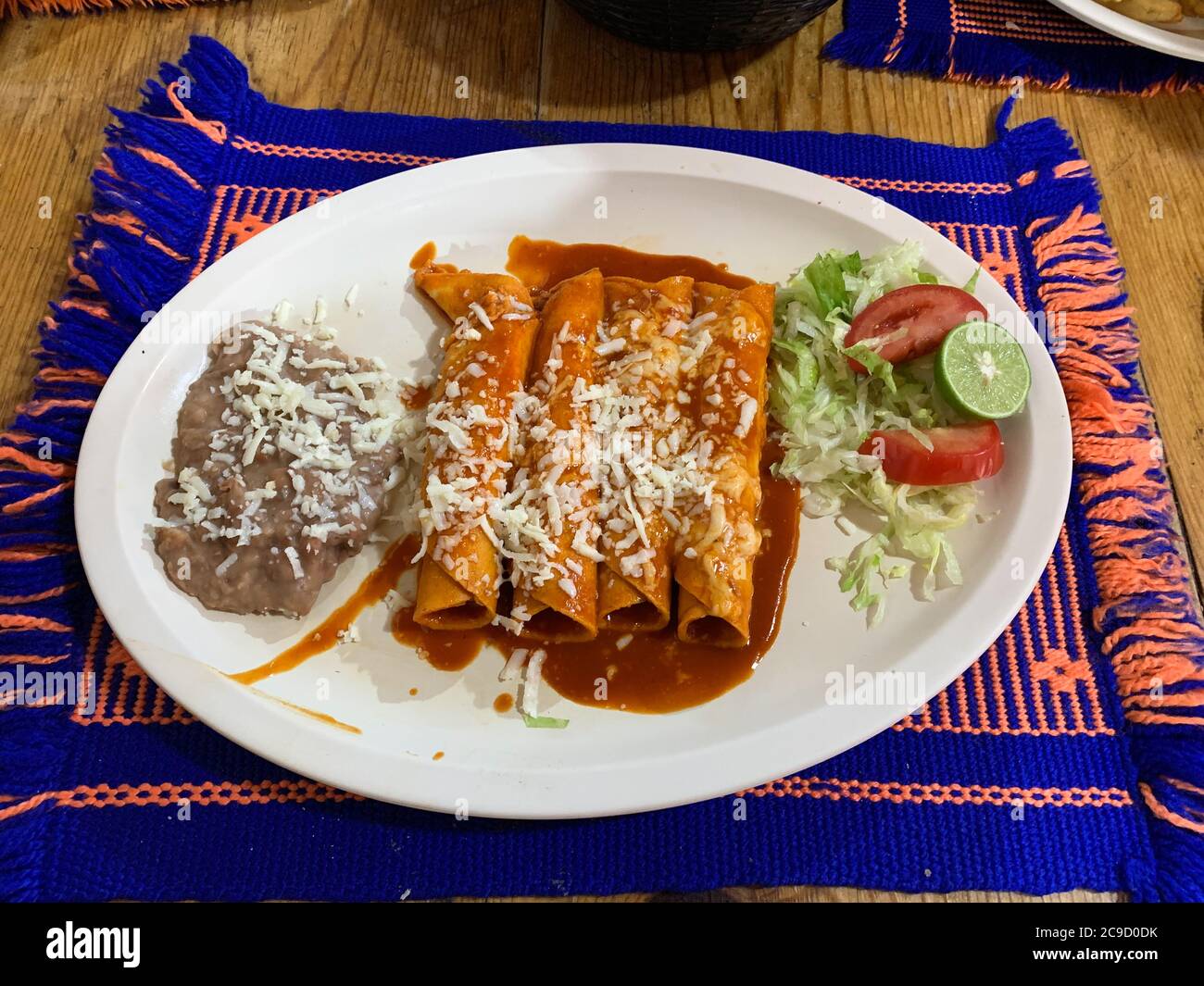 Creel, Chihuahua, Mexiko. Chicken Tamales und gebratene Bohnen. Stockfoto