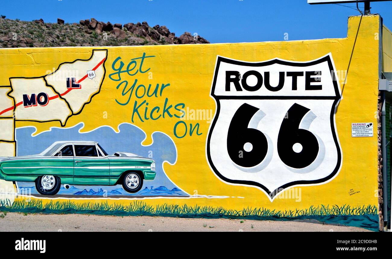 zeichen Sie auf dem historischen Gebäude auf der Route 66 in New mexico Sagen Sie, dass Sie auf Route 66 losgehen Stockfoto