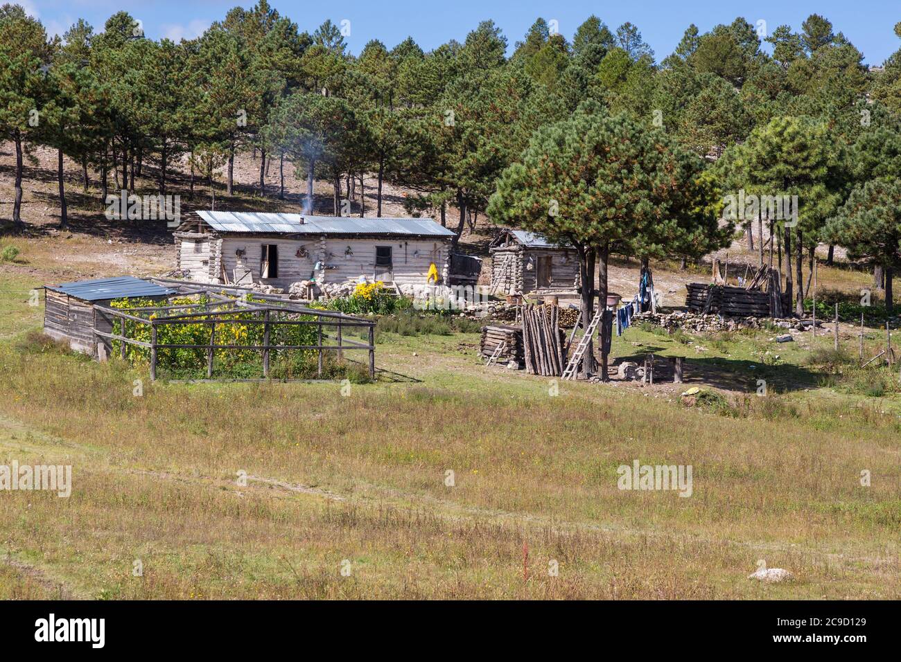 Blick Auf Den El Chepe Train. Kleines Bauernhaus in den Ausläufern der Sierra Madre, Chihuahua Staat, Mexiko. Stockfoto
