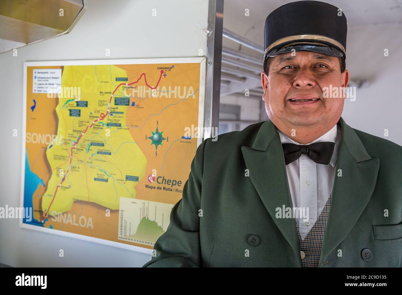 El Chepe Zugdirigent und Routenkarte, Chihuahua State, Mexiko. Stockfoto