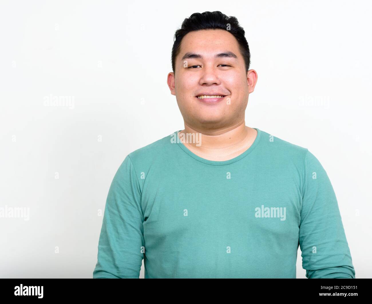 Porträt von glücklich jungen gut aussehend übergewichtigen asiatischen Mann Stockfoto