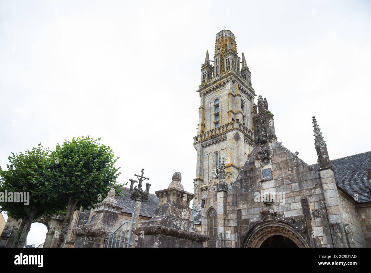 Pfarrgehege (Pfarrkirche aufwendig mit Skulpturengruppen dekoriert) in Lampaul-Guimiliau, Finistere, Bretagne, Frankreich. Stockfoto