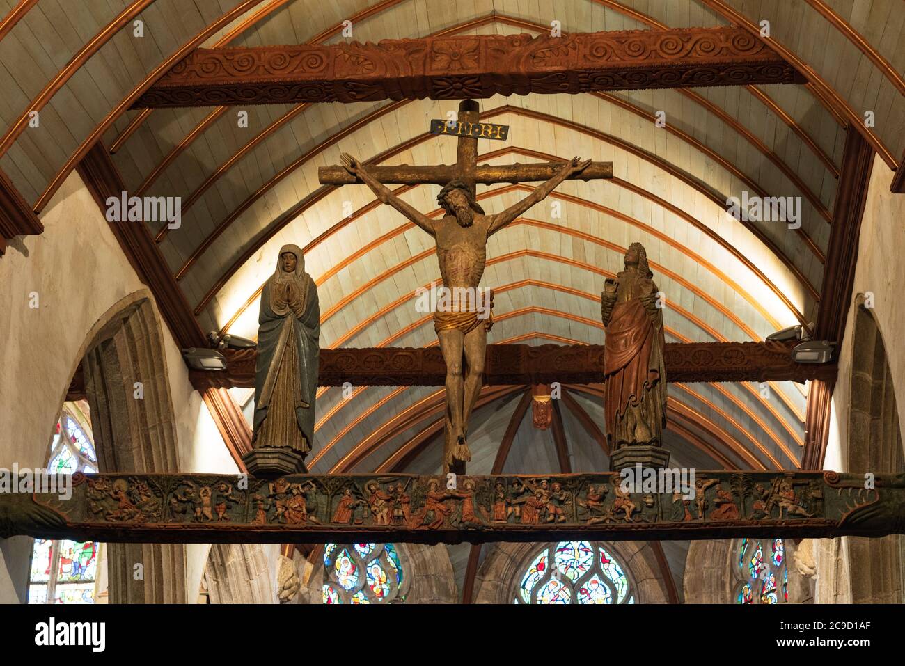 Lampaul-Guimiliau, FRANKREICH - 14. JULI 2020: Hölzernes Kruzifix von Jesus Christus in der Pfarrkirche Notre Dame. Die Notre-Dame von Lampaul-Guimiliau wurde erbaut Stockfoto