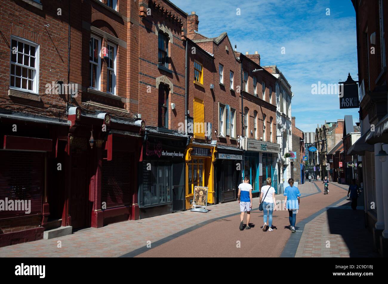Die Menschen laufen entlang der Silver Street in Leicester, da eine Entscheidung getroffen werden muss, ob die Sperrbeschränkungen in der Stadt aufgehoben werden sollen. Stockfoto