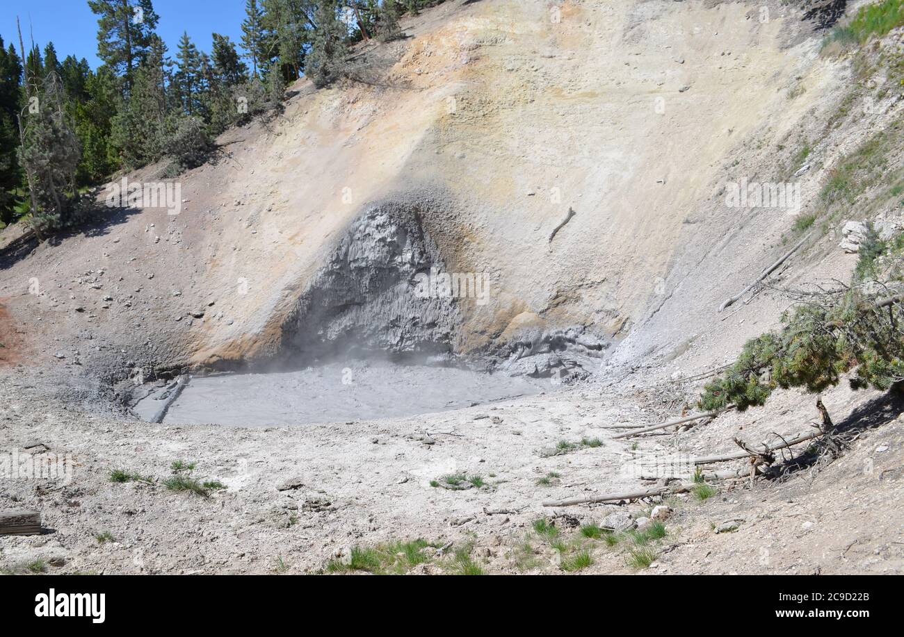 Spätherbsting im Yellowstone National Park: Der Mud Volcano Pool im Mud Volcano Gebiet entlang der Grand Loop Road Stockfoto