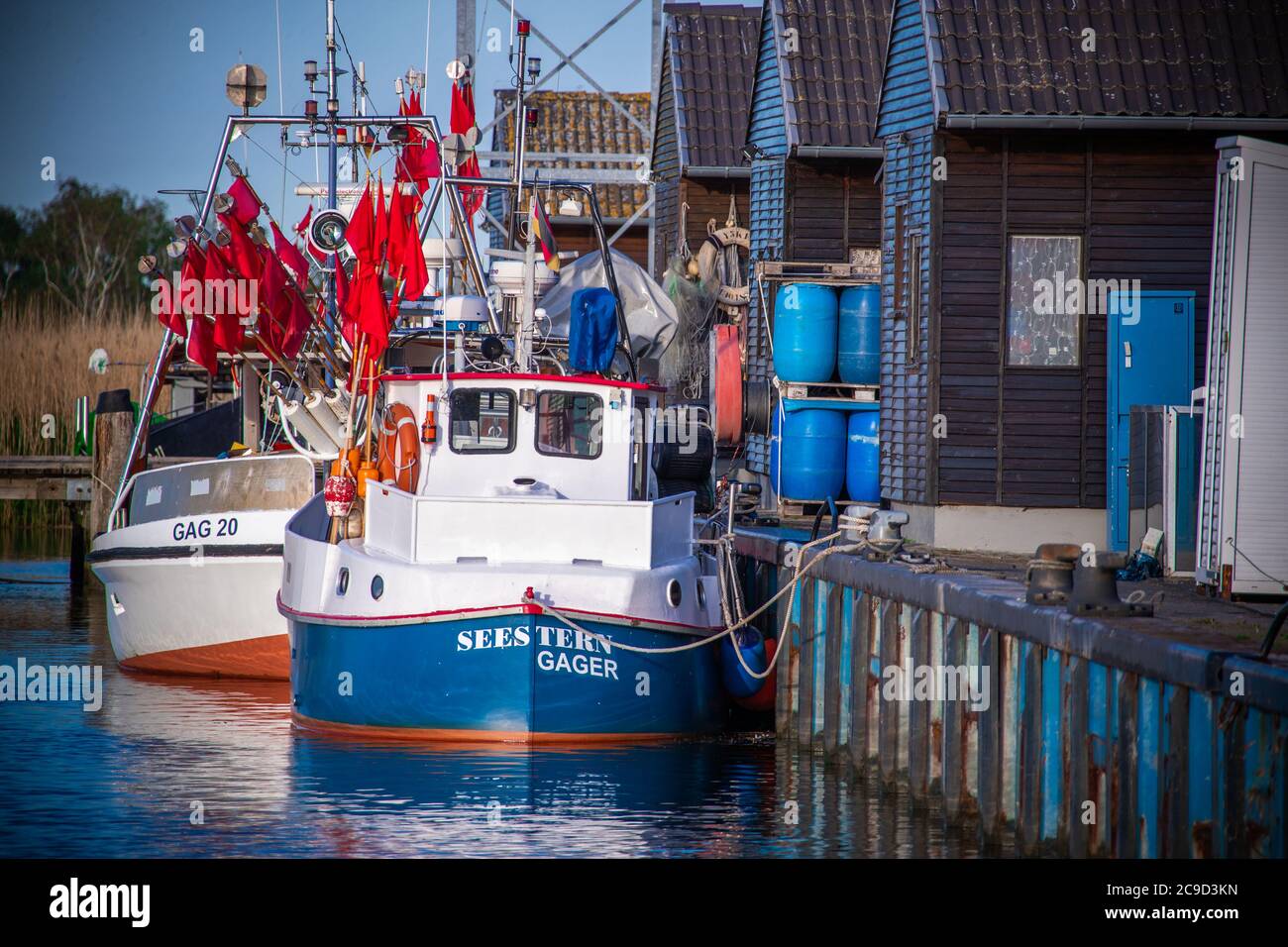 Gager, Deutschland. Mai 2020. Im kleinen Hafen von Gager befinden sich Fischkutter mit Fahnenmasten zur Markierung der Kiefernnetze. Quelle: Jens Büttner/dpa-Zentralbild/ZB/dpa/Alamy Live News Stockfoto