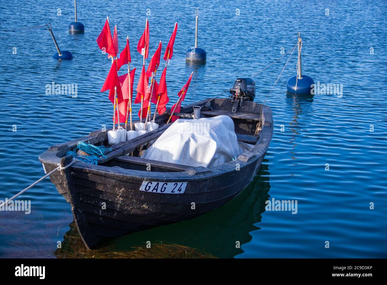 Gager, Deutschland. Mai 2020. Im kleinen Hafen von Gager befindet sich ein kleines Fischerboot mit Fahnenmasten zur Markierung der Kiemen. Quelle: Jens Büttner/dpa-Zentralbild/ZB/dpa/Alamy Live News Stockfoto