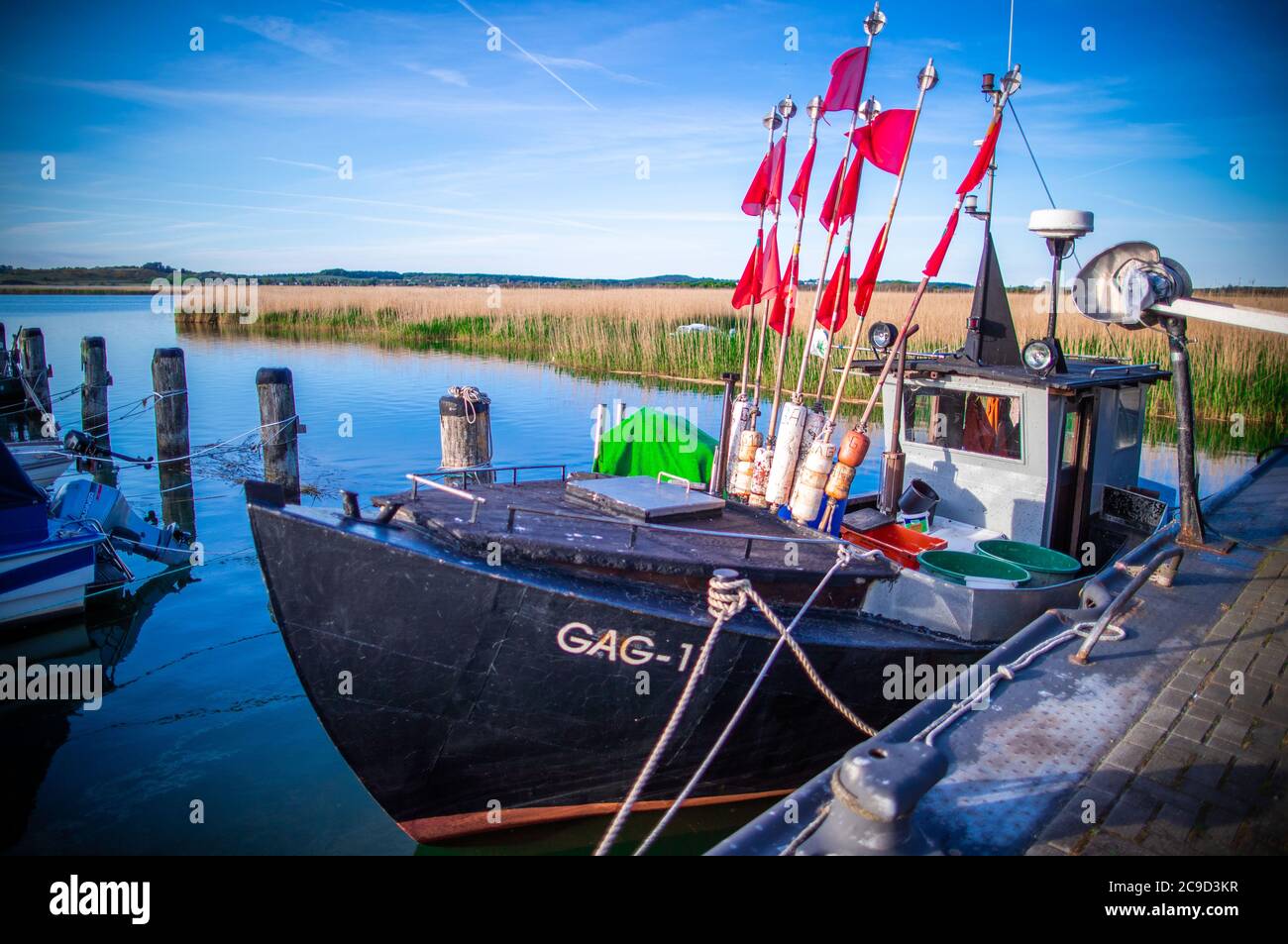 Gager, Deutschland. Mai 2020. Im kleinen Hafen von Gager befindet sich ein kleiner Fischkutter mit Fahnenmasten zur Markierung der Kiemen. Quelle: Jens Büttner/dpa-Zentralbild/ZB/dpa/Alamy Live News Stockfoto