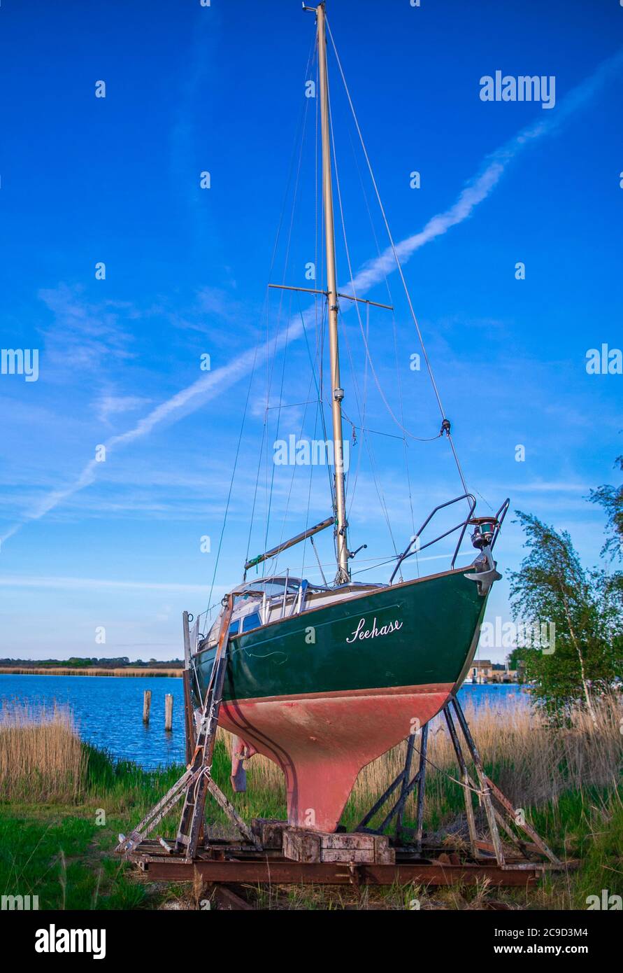 Gager, Deutschland. Mai 2020. Ein Segelboot liegt auf dem trockenen Land für Reparaturen und kann bei Sonnenuntergang am kleinen Hafen gesehen werden. Quelle: Jens Büttner/dpa-Zentralbild/ZB/dpa/Alamy Live News Stockfoto