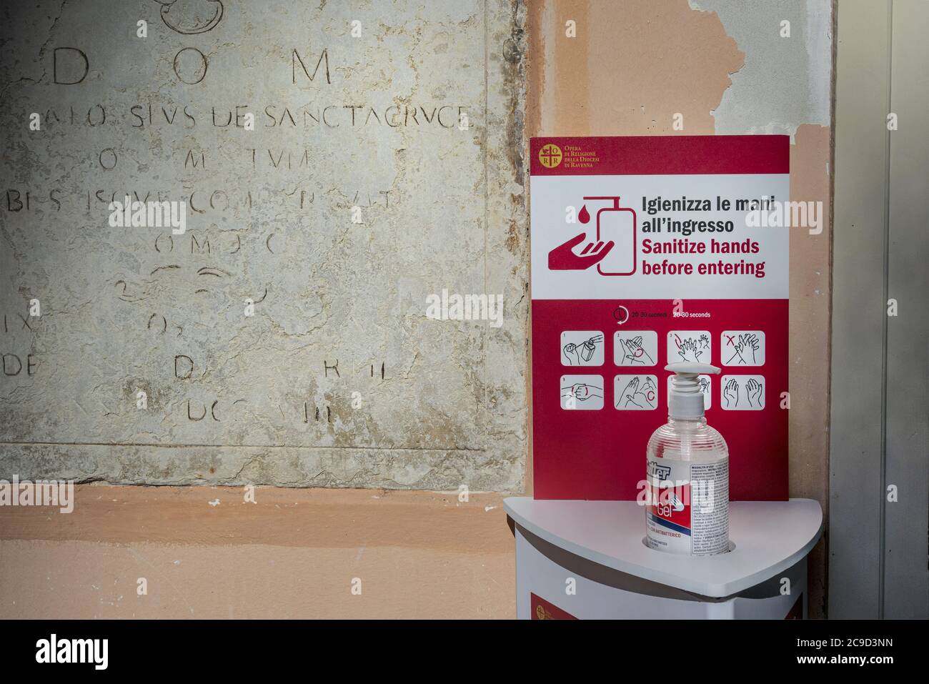 Ravenna, Italien. 28. Juli 2020. Handschutz- und Hygienevorrichtungen am Eingang zu einer archäologischen Stätte Stockfoto