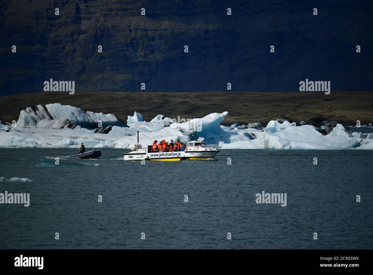 Touristen auf einem Amphibienboot auf dem Jökulsárlón-Gletschersee. Südisland Stockfoto