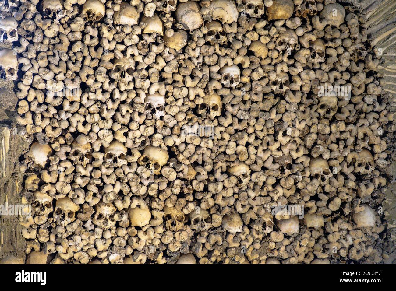 0827 Chapel of Bones - Evora, Mauerdetail mit Skelettresten Stockfoto