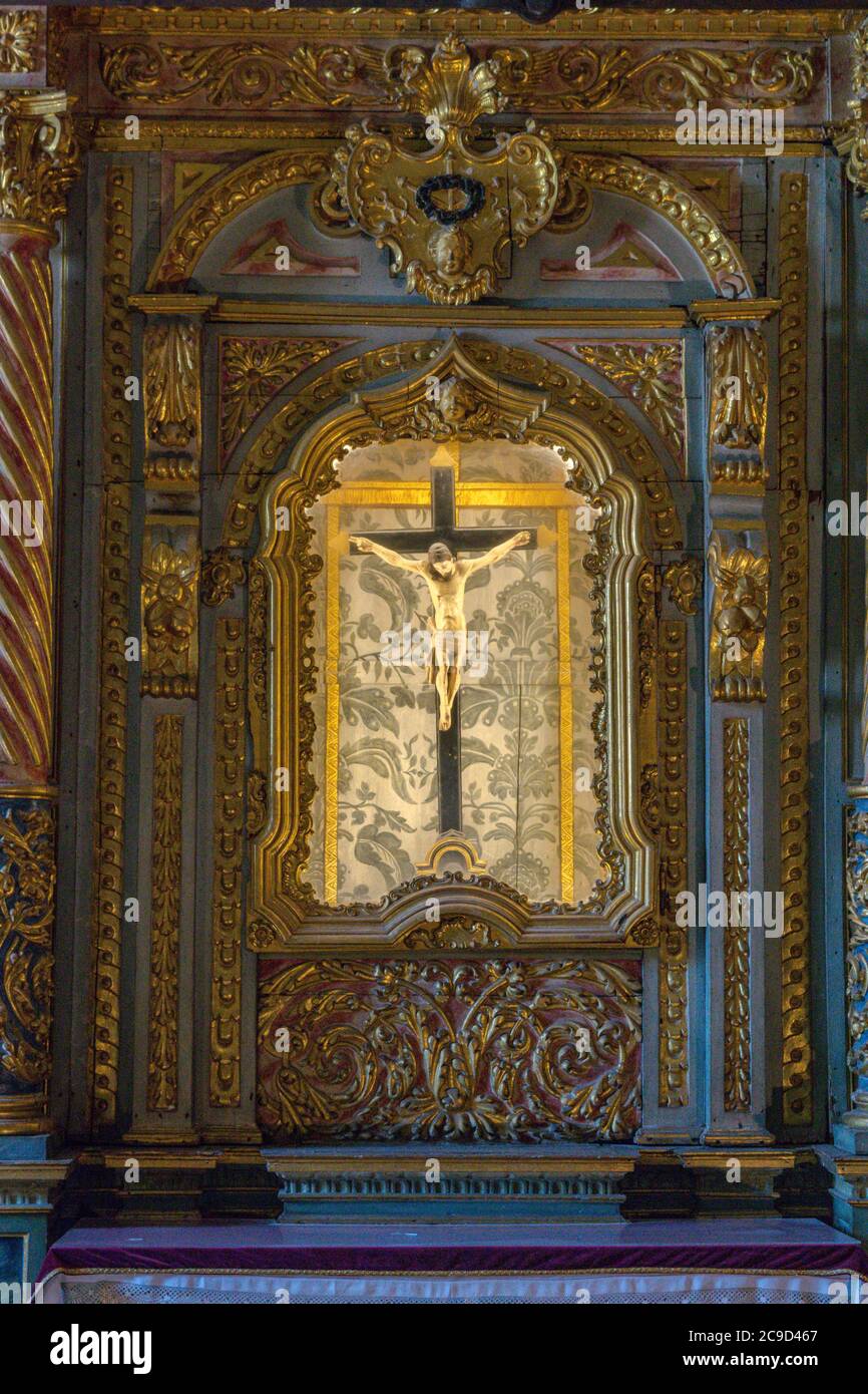 2703 - SchöneKapelle der Knochen Altar in Evora, Portugal. Gold-Akzente und künstlerisches Kruzifix sind bemerkenswert. Stockfoto