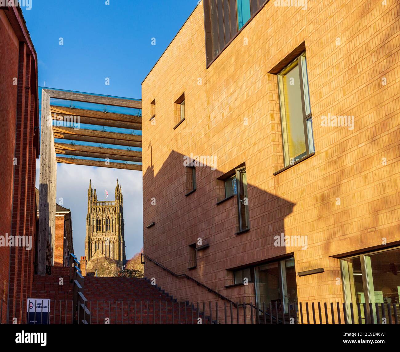 Worcester Kathedrale durch den Eingang zur King's School, Worcester, England Stockfoto