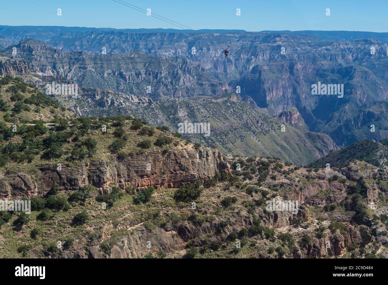Seilspringen in Divisadero, Copper Canyon, Chihuahua, Mexiko. 8350 Meter lange, längste Reißleine der Welt. Die Geschwindigkeit kann 70 mph auf dem Abstieg erreichen. Anzeigen Stockfoto