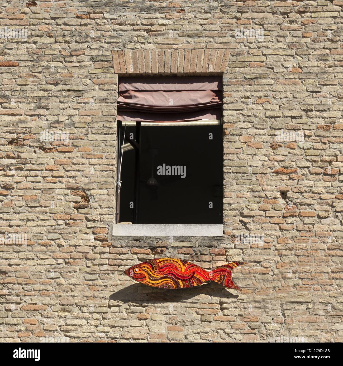 Ravenna, Italien. 28. Juli 2020.EIN Blick auf eine Fischskulptur aus einem Fenster Stockfoto