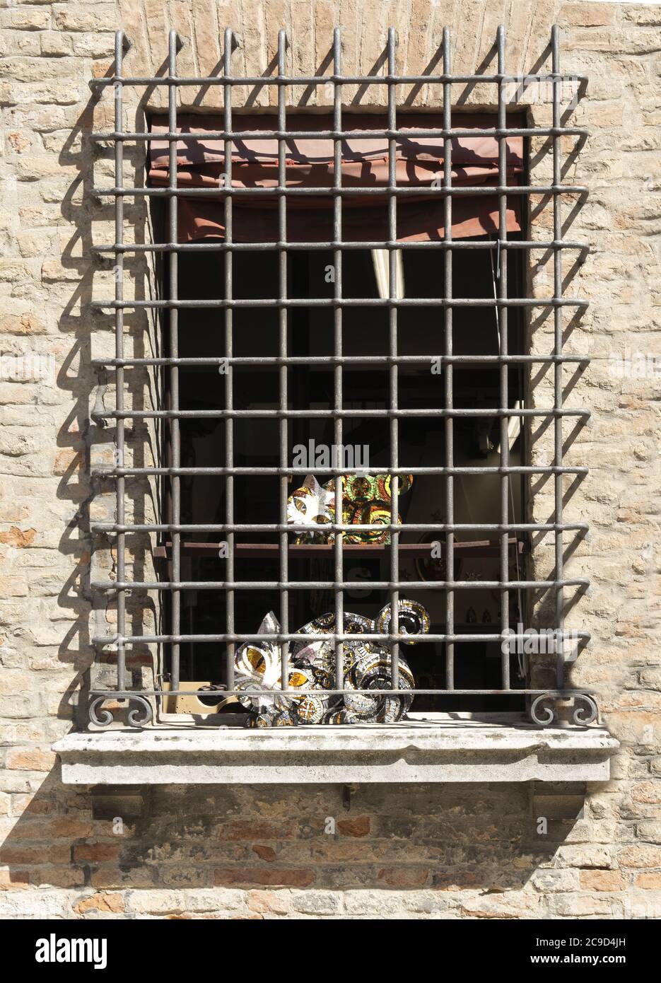 Ravenna, Italien. 28. Juli 2020. Katzen-Skulpturen im Gefängnis eingesperrt Stockfoto