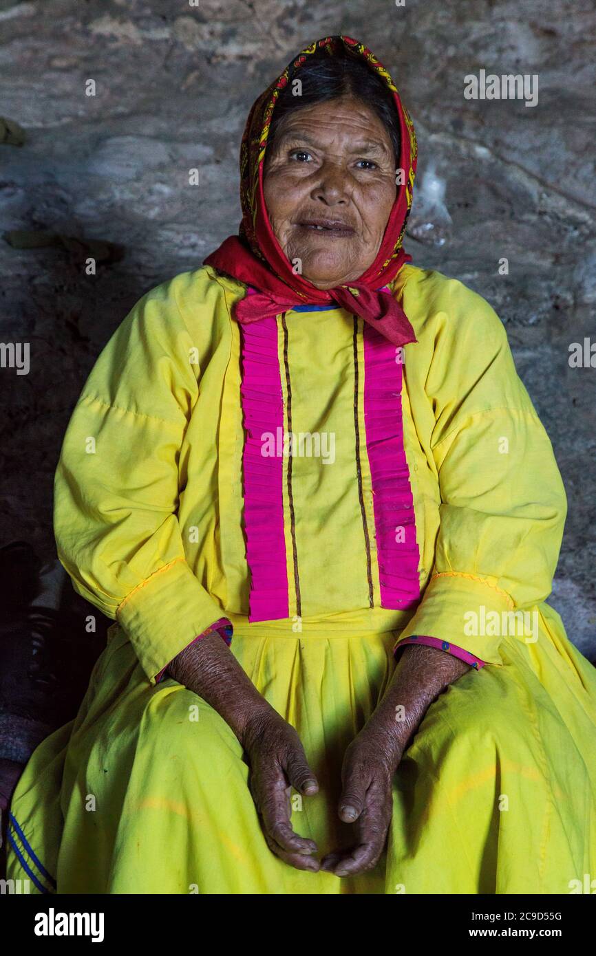 Traditioneller Tarahumara indischer Schamane in ihrem Cave House, Copper Canyon, Chihuahua, Mexiko. Stockfoto