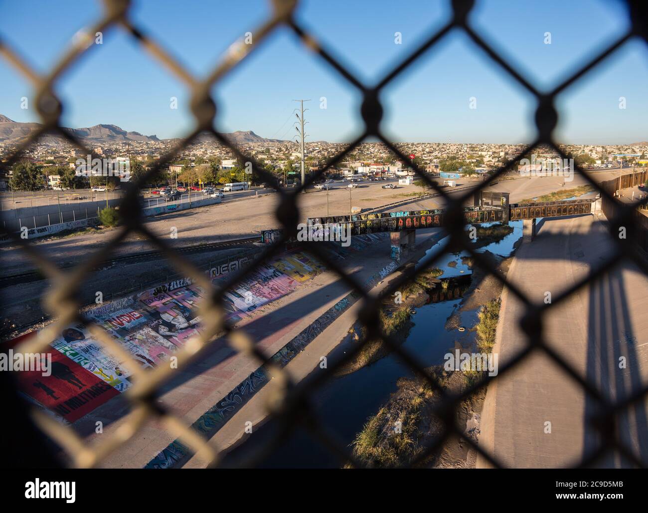 Der fast trockene Rio Grande fließt durch den Betonkanal an der Grenze zwischen den USA und Mexiko, von der mexikanischen Seite Ciudad Juarez aus gesehen. Stockfoto