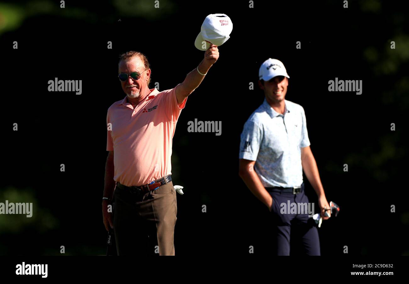 Der Spanier Miguel Angel Jimenez begrüßt seine Mitspieler am 18., nachdem er am ersten Tag des Hero Open im Forest of Arden Marriott Hotel and Country Club, Birmingham, einen neuen Rekord bei der European Tour mit 707 Auftritten aufgestellt hatte. Stockfoto