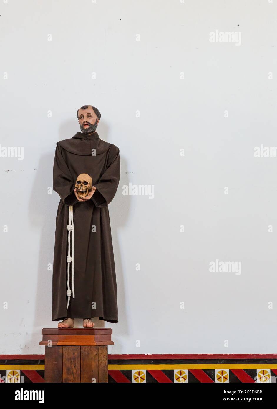 Ciudad Juarez, Chihuahua, Mexiko. Hl. Franz von Assisi mit Schädel, Mission unserer Lieben Frau von Guadalupe, 17. Jahrhundert. Stockfoto