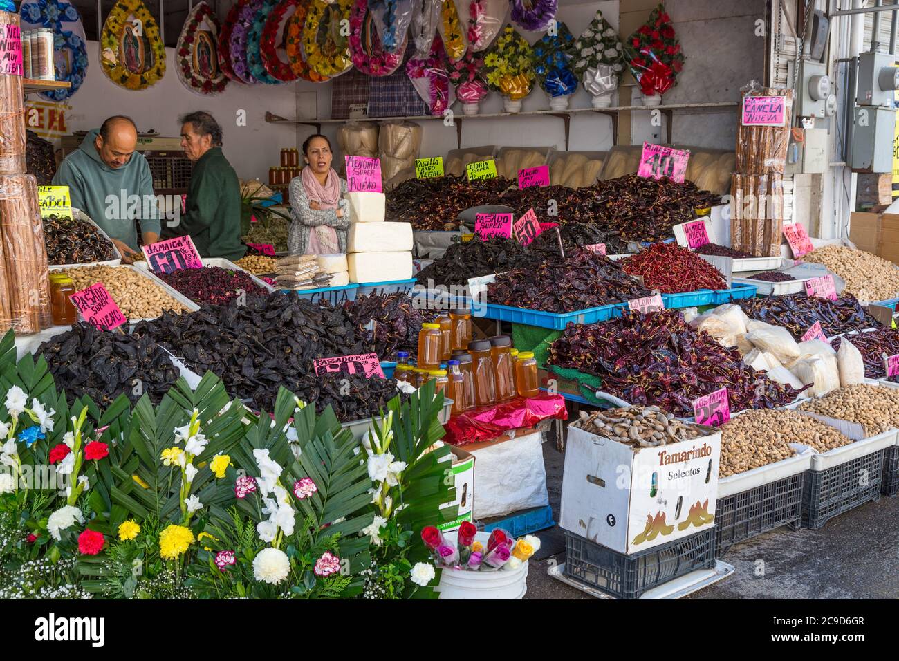 Ciudad Juarez, Chihuahua, Mexiko. Anbieter von Tamarind, Chili Peppers, Erdnüsse und Blumen. Stockfoto