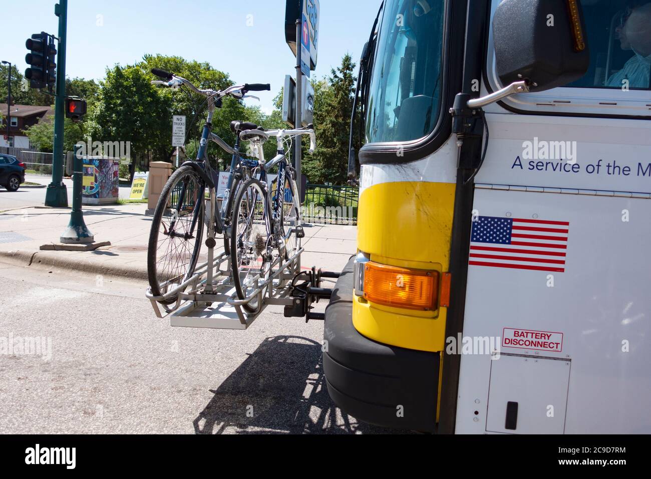 City Bus mit zwei Fahrrädern am vorderen Fahrradträger befestigt. Minneapolis Minnesota, USA Stockfoto