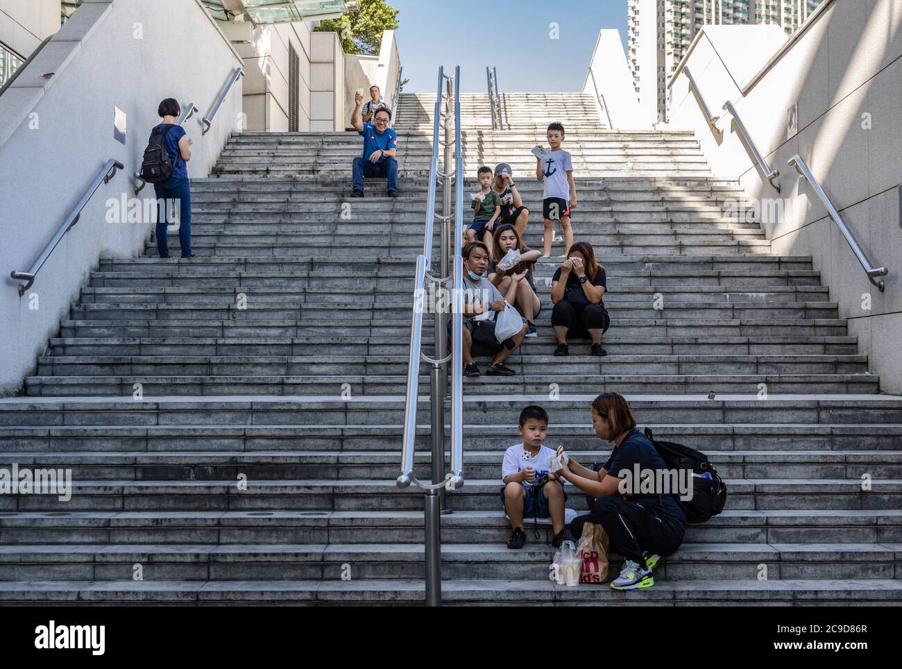 Hongkong, China. Juli 2020. Man sieht Leute, die an der Treppe vor einem Einkaufszentrum essen. Die Gesundheitsbehörden haben die höchste tägliche Zählung von Coronavirus-Infektionen in Hongkong verzeichnet, da sie neue Fälle in mehreren öffentlichen Krankenhäusern bekämpfen. Kredit: SOPA Images Limited/Alamy Live Nachrichten Stockfoto