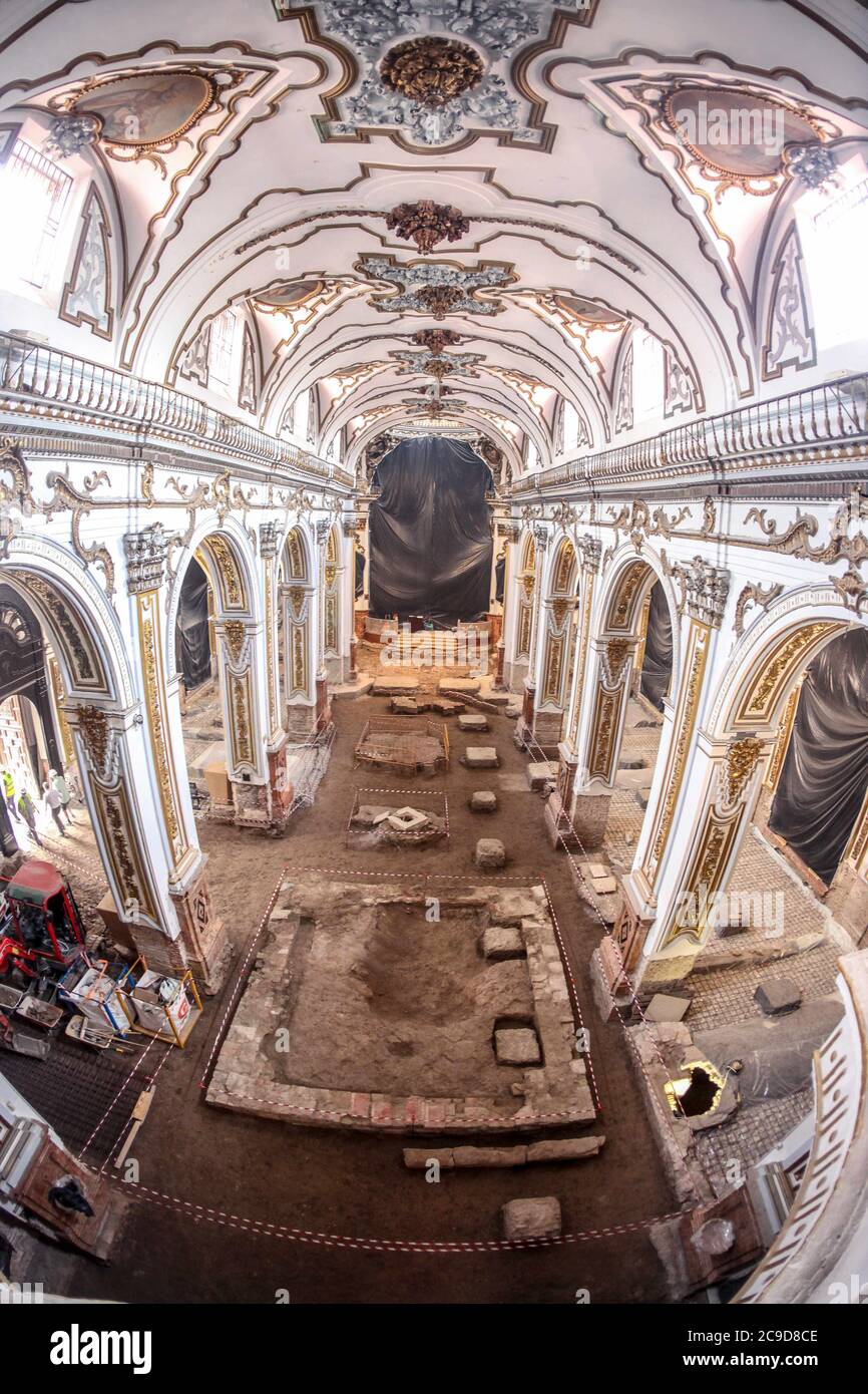 30. Juli 2020: 30. Juli 2020 (Malaga ) die Kirche der Heiligen Märtyrer von Malaga, die 1491 von den katholischen Monarchen gegründet und 1505 als Pfarrei errichtet wurde, steht vor der ersten Phase ihrer Rehabilitation. Die Arbeiten, die im Frühjahr nächsten Jahres abgeschlossen werden sollen, zielen darauf ab, bestimmte Bauelemente im Inneren des Tempels zu verfeinern und zu verbessern, nachdem verschiedene Pathologien und Anomalien beobachtet wurden, die gelöst werden sollen. Die vorhandenen Räume im Untergrund der Kirche (Gewölbe von Begräbnissen), verurteilt und ohne Belüftung, sind die Ursache für Nässe neben dem hohen Wasserspiegel, die transla sind Stockfoto