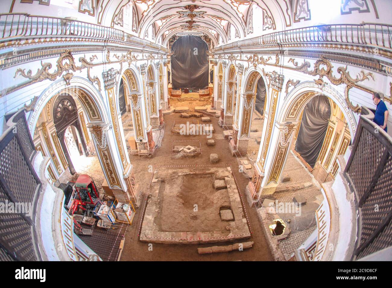 30. Juli 2020: 30. Juli 2020 (Malaga ) die Kirche der Heiligen Märtyrer von Malaga, die 1491 von den katholischen Monarchen gegründet und 1505 als Pfarrei errichtet wurde, steht vor der ersten Phase ihrer Rehabilitation. Die Arbeiten, die im Frühjahr nächsten Jahres abgeschlossen werden sollen, zielen darauf ab, bestimmte Bauelemente im Inneren des Tempels zu verfeinern und zu verbessern, nachdem verschiedene Pathologien und Anomalien beobachtet wurden, die gelöst werden sollen. Die vorhandenen Räume im Untergrund der Kirche (Gewölbe von Begräbnissen), verurteilt und ohne Belüftung, sind die Ursache für Nässe neben dem hohen Wasserspiegel, die transla sind Stockfoto