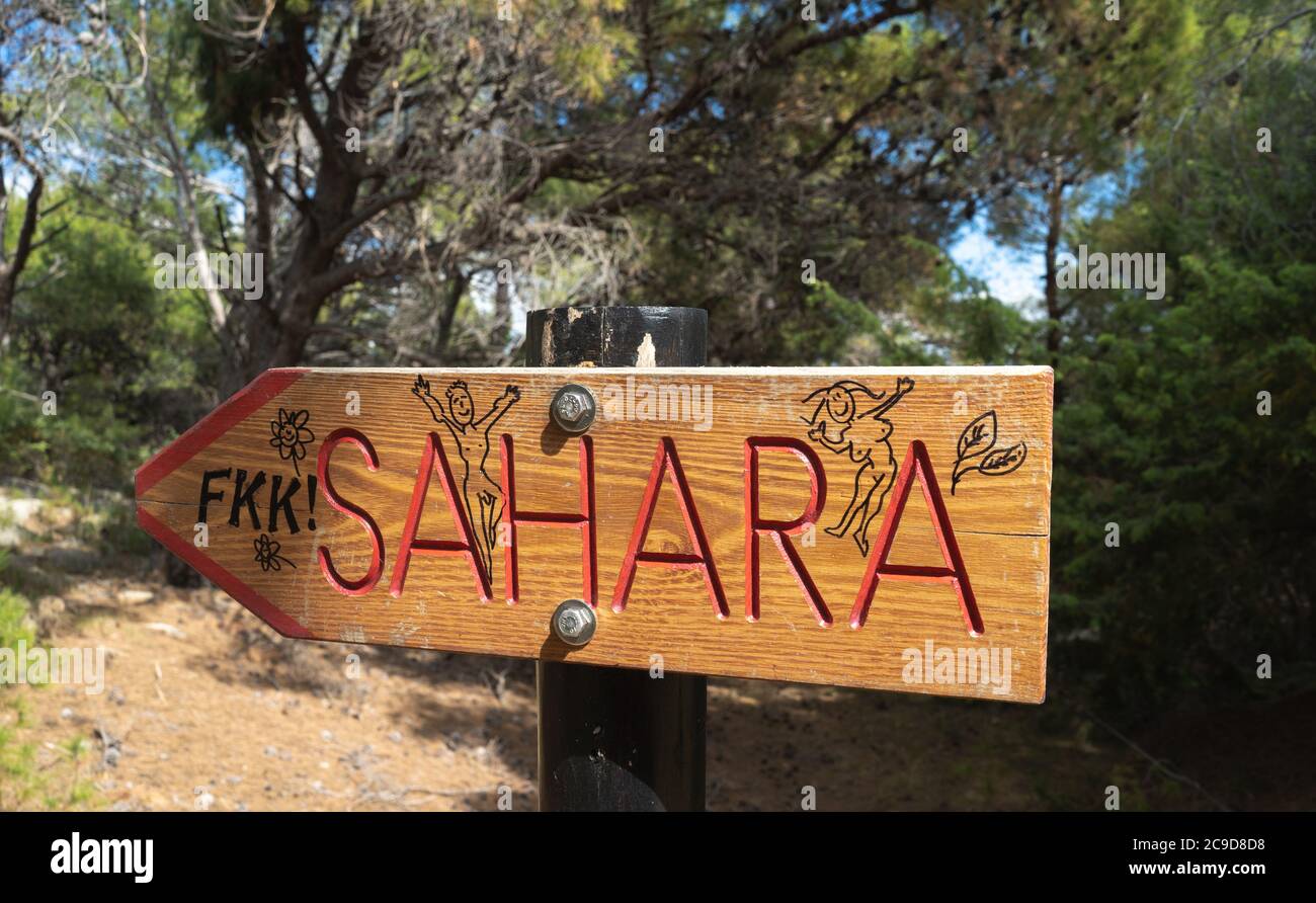 Ein Schild führt zum Strand Sahara auf der Insel Rab. Insel Rab - touristisches Ziel in Kroatien. Stockfoto