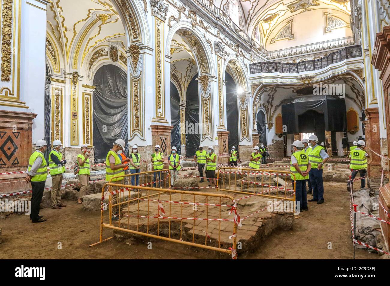 30. Juli 2020: 30. Juli 2020 (Malaga ) die Kirche der Heiligen Märtyrer von Malaga, die 1491 von den katholischen Monarchen gegründet und 1505 als Pfarrei errichtet wurde, steht vor der ersten Phase ihrer Rehabilitation. Die Arbeiten, die im Frühjahr nächsten Jahres abgeschlossen werden sollen, zielen darauf ab, bestimmte Bauelemente im Inneren des Tempels zu verfeinern und zu verbessern, nachdem verschiedene Pathologien und Anomalien beobachtet wurden, die gelöst werden sollen. Die vorhandenen Räume im Untergrund der Kirche (Gewölbe von Begräbnissen), verurteilt und ohne Belüftung, sind die Ursache für Nässe neben dem hohen Wasserspiegel, die transla sind Stockfoto
