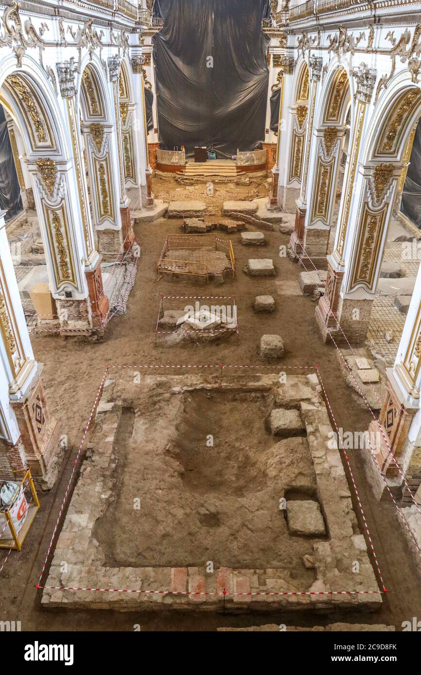 30. Juli 2020: 30. Juli 2020 (Malaga ) die Kirche der Heiligen Märtyrer von Malaga, die 1491 von den katholischen Monarchen gegründet und 1505 als Pfarrei errichtet wurde, steht vor der ersten Phase ihrer Rehabilitation. Die Arbeiten, die im Frühjahr nächsten Jahres abgeschlossen werden sollen, zielen darauf ab, bestimmte Bauelemente im Inneren des Tempels zu verfeinern und zu verbessern, nachdem verschiedene Pathologien und Anomalien beobachtet wurden, die gelöst werden sollen. Die vorhandenen Räume im Untergrund der Kirche (Gewölbe von Begräbnissen), verurteilt und ohne Belüftung, sind die Ursache für Nässe neben dem hohen Wasserspiegel, die transla sind Stockfoto