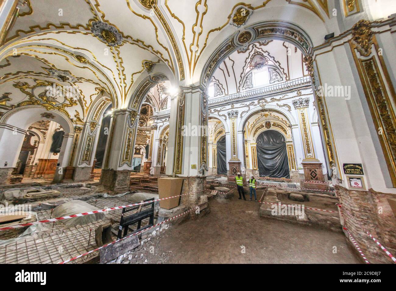 30. Juli 2020: 30. Juli 2020 (Malaga ) die Kirche der Heiligen Märtyrer von Malaga, die 1491 von den katholischen Monarchen gegründet und 1505 als Pfarrei errichtet wurde, steht vor der ersten Phase ihrer Rehabilitation. Die Arbeiten, die im Frühjahr nächsten Jahres abgeschlossen werden sollen, zielen darauf ab, bestimmte Bauelemente im Inneren des Tempels zu verfeinern und zu verbessern, nachdem verschiedene Pathologien und Anomalien beobachtet wurden, die gelöst werden sollen. Die vorhandenen Räume im Untergrund der Kirche (Gewölbe von Begräbnissen), verurteilt und ohne Belüftung, sind die Ursache für Nässe neben dem hohen Wasserspiegel, die transla sind Stockfoto