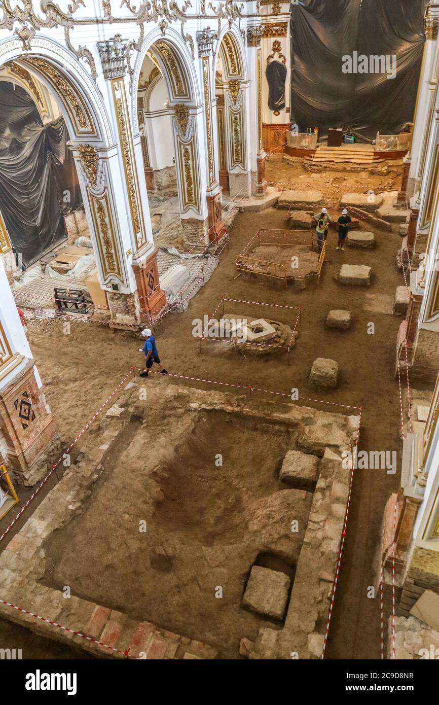 30. Juli 2020: 30. Juli 2020 (Malaga ) die Kirche der Heiligen Märtyrer von Malaga, die 1491 von den katholischen Monarchen gegründet und 1505 als Pfarrei errichtet wurde, steht vor der ersten Phase ihrer Rehabilitation. Die Arbeiten, die im Frühjahr nächsten Jahres abgeschlossen werden sollen, zielen darauf ab, bestimmte Bauelemente im Inneren des Tempels zu verfeinern und zu verbessern, nachdem verschiedene Pathologien und Anomalien beobachtet wurden, die gelöst werden sollen. Die vorhandenen Räume im Untergrund der Kirche (Gewölbe von Begräbnissen), verurteilt und ohne Belüftung, sind die Ursache für Nässe neben dem hohen Wasserspiegel, die transla sind Stockfoto
