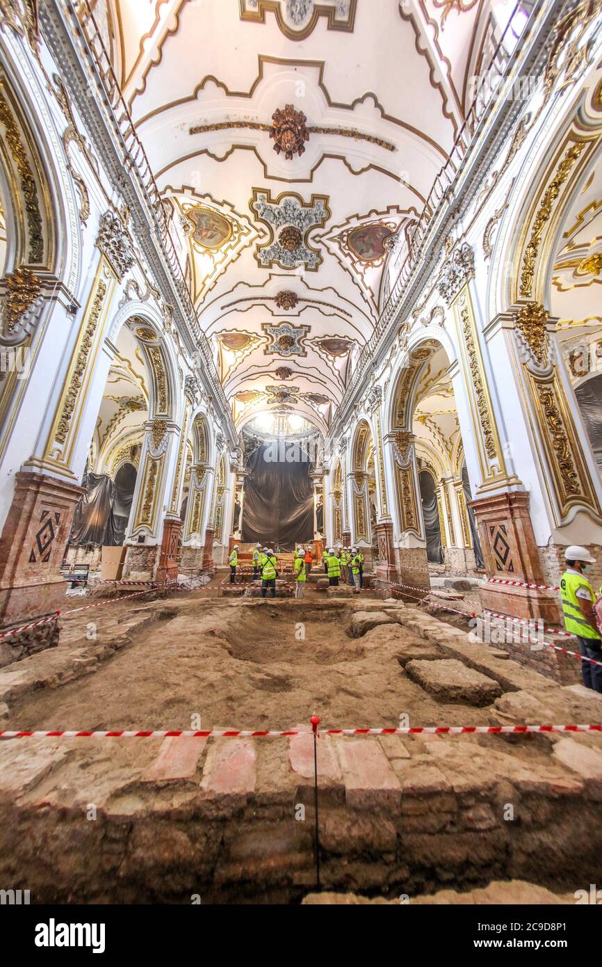 30. Juli 2020: 30. Juli 2020 (Malaga ) die Kirche der Heiligen Märtyrer von Malaga, die 1491 von den katholischen Monarchen gegründet und 1505 als Pfarrei errichtet wurde, steht vor der ersten Phase ihrer Rehabilitation. Die Arbeiten, die im Frühjahr nächsten Jahres abgeschlossen werden sollen, zielen darauf ab, bestimmte Bauelemente im Inneren des Tempels zu verfeinern und zu verbessern, nachdem verschiedene Pathologien und Anomalien beobachtet wurden, die gelöst werden sollen. Die vorhandenen Räume im Untergrund der Kirche (Gewölbe von Begräbnissen), verurteilt und ohne Belüftung, sind die Ursache für Nässe neben dem hohen Wasserspiegel, die transla sind Stockfoto