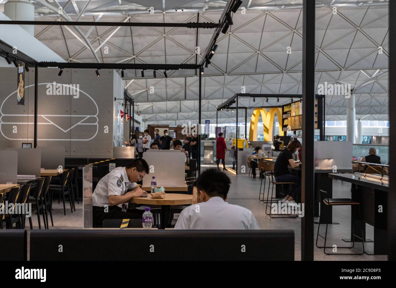 Hongkong, China. Juli 2020. Die Leute sitzen in einem Restaurant am internationalen Flughafen von Hongkong. Die Gesundheitsbehörden haben die höchste tägliche Zählung von Coronavirus-Infektionen in Hongkong verzeichnet, da sie neue Fälle in mehreren öffentlichen Krankenhäusern bekämpfen. Kredit: SOPA Images Limited/Alamy Live Nachrichten Stockfoto