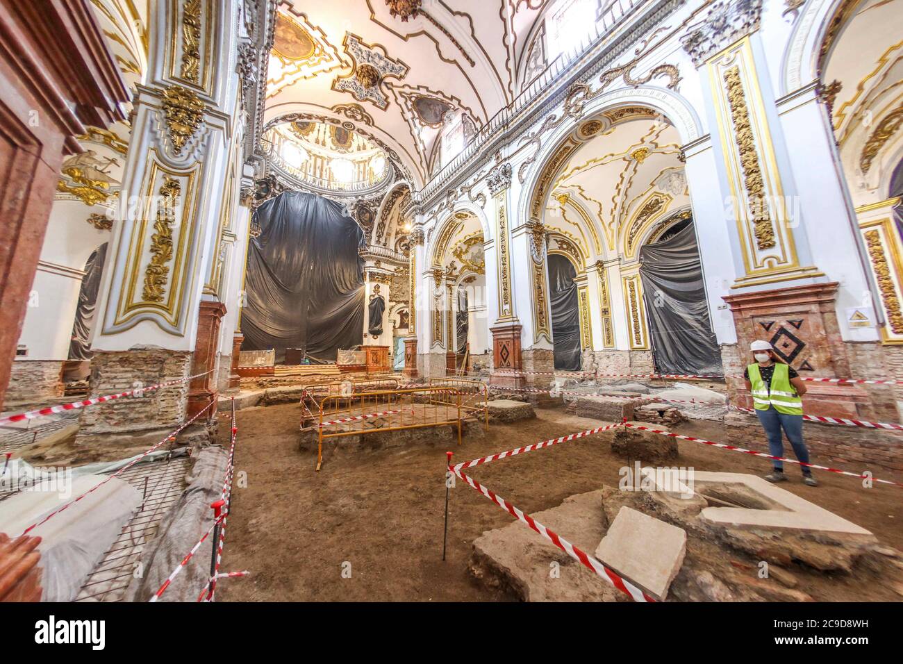 30. Juli 2020: 30. Juli 2020 (Malaga ) die Kirche der Heiligen Märtyrer von Malaga, die 1491 von den katholischen Monarchen gegründet und 1505 als Pfarrei errichtet wurde, steht vor der ersten Phase ihrer Rehabilitation. Die Arbeiten, die im Frühjahr nächsten Jahres abgeschlossen werden sollen, zielen darauf ab, bestimmte Bauelemente im Inneren des Tempels zu verfeinern und zu verbessern, nachdem verschiedene Pathologien und Anomalien beobachtet wurden, die gelöst werden sollen. Die vorhandenen Räume im Untergrund der Kirche (Gewölbe von Begräbnissen), verurteilt und ohne Belüftung, sind die Ursache für Nässe neben dem hohen Wasserspiegel, die transla sind Stockfoto
