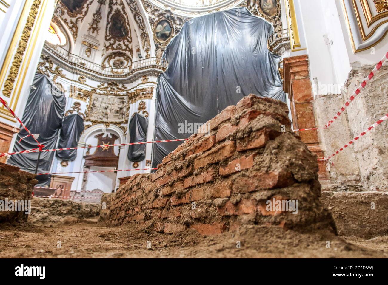30. Juli 2020: 30. Juli 2020 (Malaga ) die Kirche der Heiligen Märtyrer von Malaga, die 1491 von den katholischen Monarchen gegründet und 1505 als Pfarrei errichtet wurde, steht vor der ersten Phase ihrer Rehabilitation. Die Arbeiten, die im Frühjahr nächsten Jahres abgeschlossen werden sollen, zielen darauf ab, bestimmte Bauelemente im Inneren des Tempels zu verfeinern und zu verbessern, nachdem verschiedene Pathologien und Anomalien beobachtet wurden, die gelöst werden sollen. Die vorhandenen Räume im Untergrund der Kirche (Gewölbe von Begräbnissen), verurteilt und ohne Belüftung, sind die Ursache für Nässe neben dem hohen Wasserspiegel, die transla sind Stockfoto