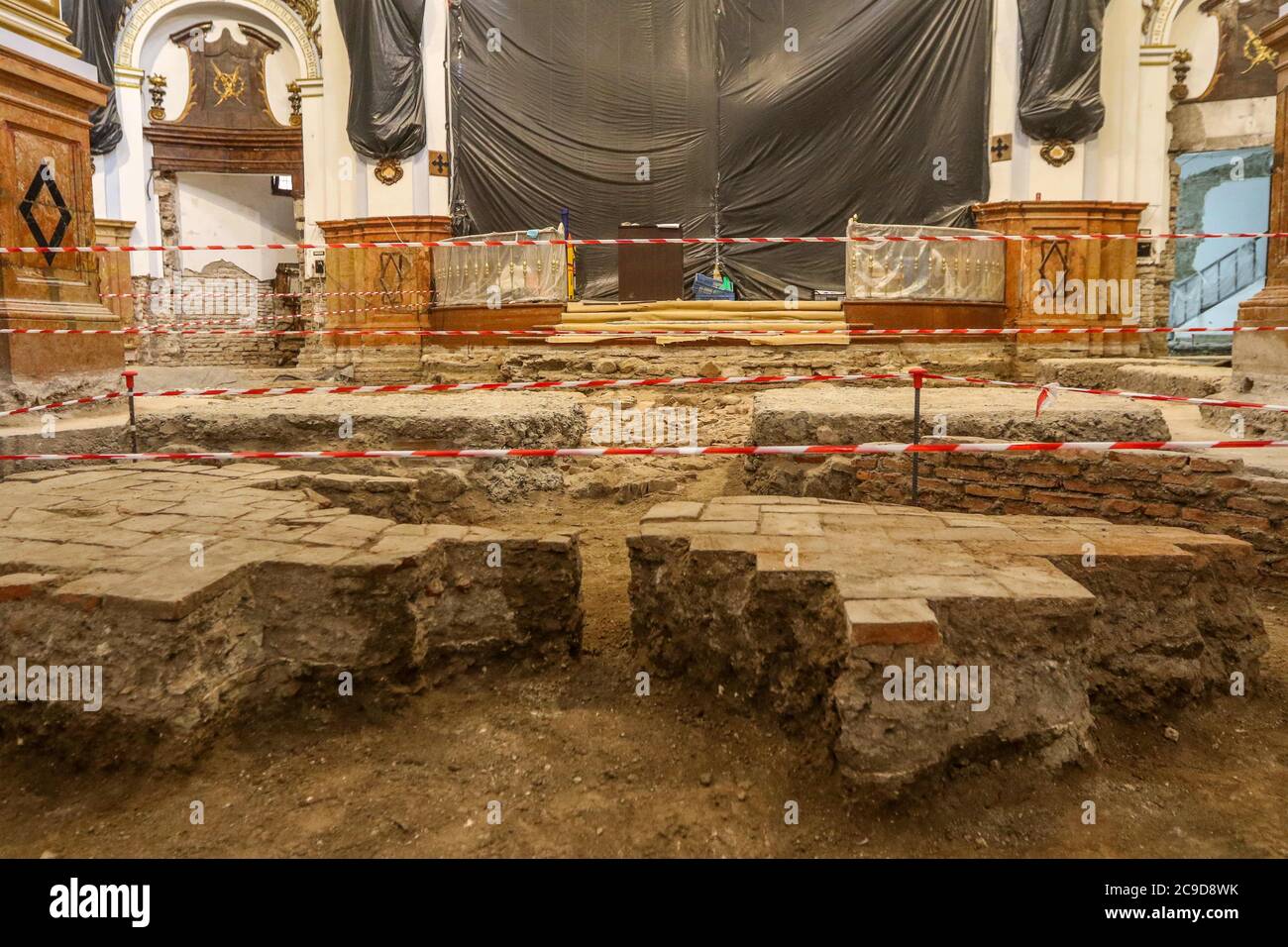 30. Juli 2020: 30. Juli 2020 (Malaga ) die Kirche der Heiligen Märtyrer von Malaga, die 1491 von den katholischen Monarchen gegründet und 1505 als Pfarrei errichtet wurde, steht vor der ersten Phase ihrer Rehabilitation. Die Arbeiten, die im Frühjahr nächsten Jahres abgeschlossen werden sollen, zielen darauf ab, bestimmte Bauelemente im Inneren des Tempels zu verfeinern und zu verbessern, nachdem verschiedene Pathologien und Anomalien beobachtet wurden, die gelöst werden sollen. Die vorhandenen Räume im Untergrund der Kirche (Gewölbe von Begräbnissen), verurteilt und ohne Belüftung, sind die Ursache für Nässe neben dem hohen Wasserspiegel, die transla sind Stockfoto